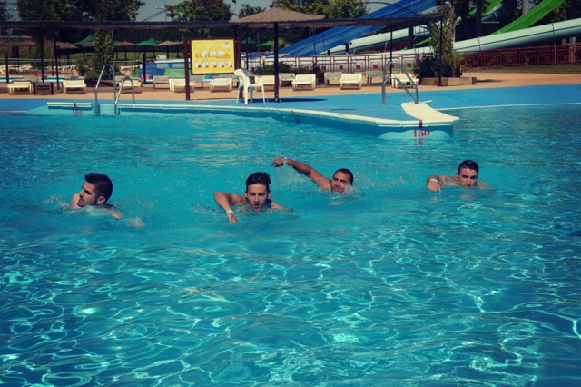 Nadando en la laguna